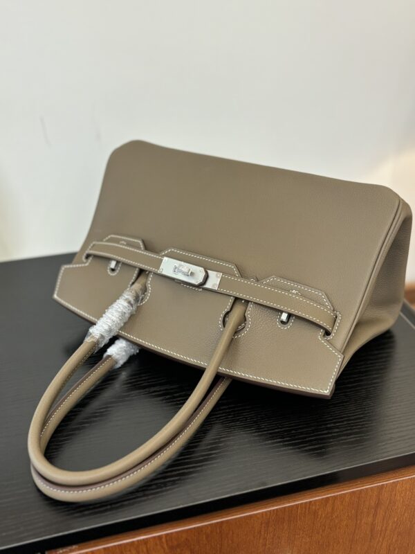 Hermes_Shoulder_Birkin_29_Craftsmanship-Taupe Bag