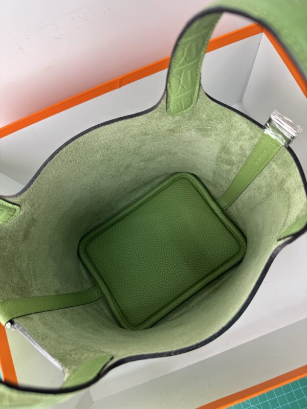 Hermes_Picotin_18_Touch_Material_Techniques-Green Bag