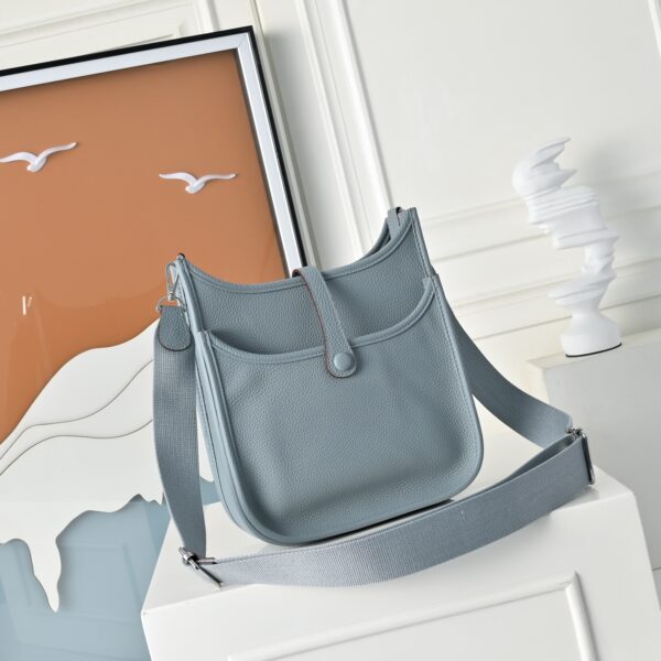 Evelyne_23_Craftsmanship-Light Blue Bag