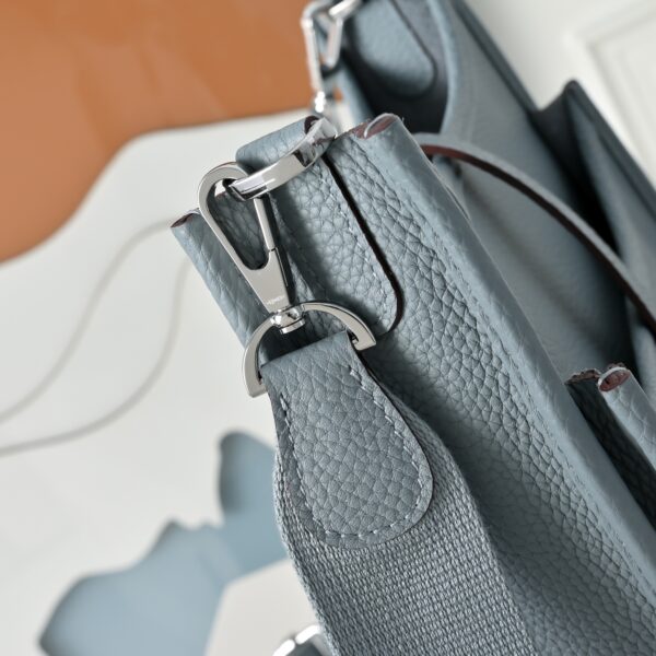 Evelyne_23_Craftsmanship-Light Blue Bag