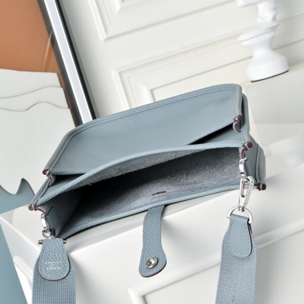 Evelyne_23_Craftsmanship-Light Blue Bag