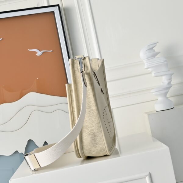 Evelyne_23_Craftsmanship-Cream Bag