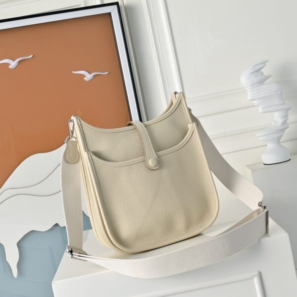 Evelyne_23_Craftsmanship-Cream Bag