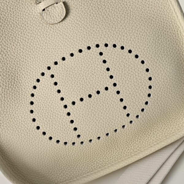 Evelyne_23_Craftsmanship-Cream Bag