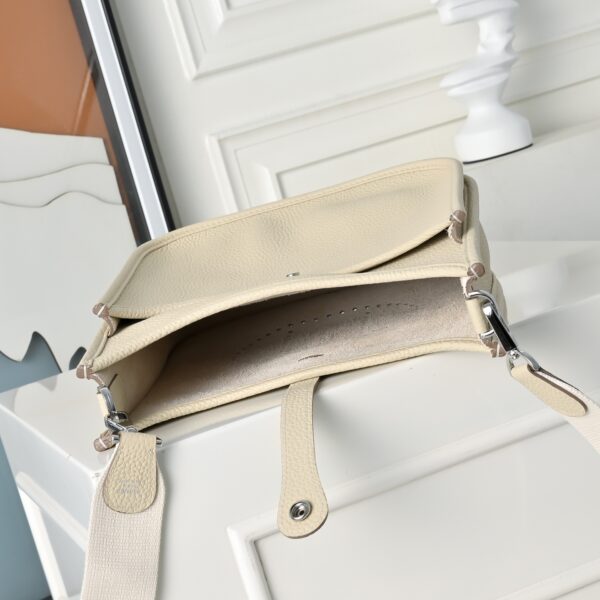 Evelyne_23_Craftsmanship-Cream Bag