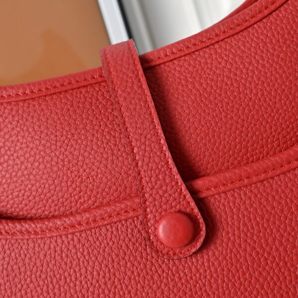 Evelyne_23_Craftsmanship-Red Bag