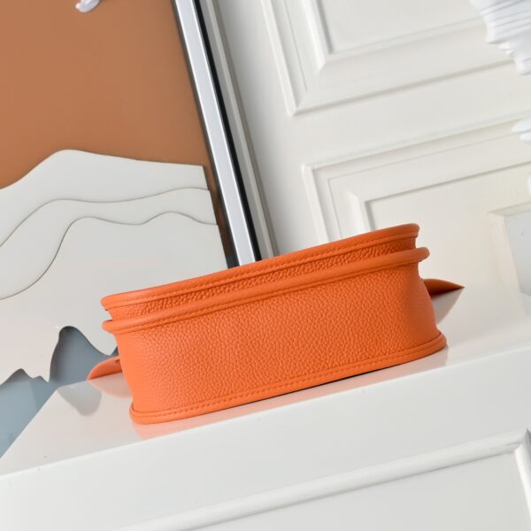 Evelyne_23_Craftsmanship-Orange Bag
