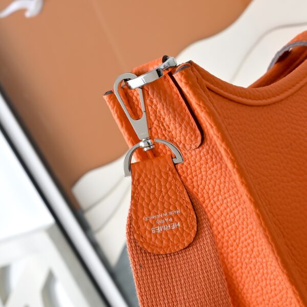 Evelyne_23_Craftsmanship-Orange Bag