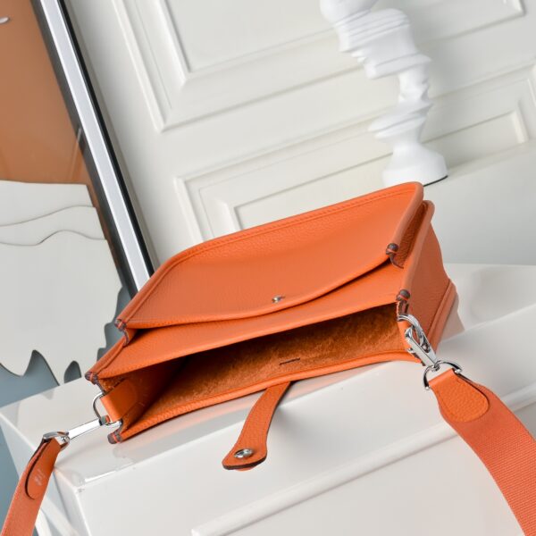 Evelyne_23_Craftsmanship-Orange Bag