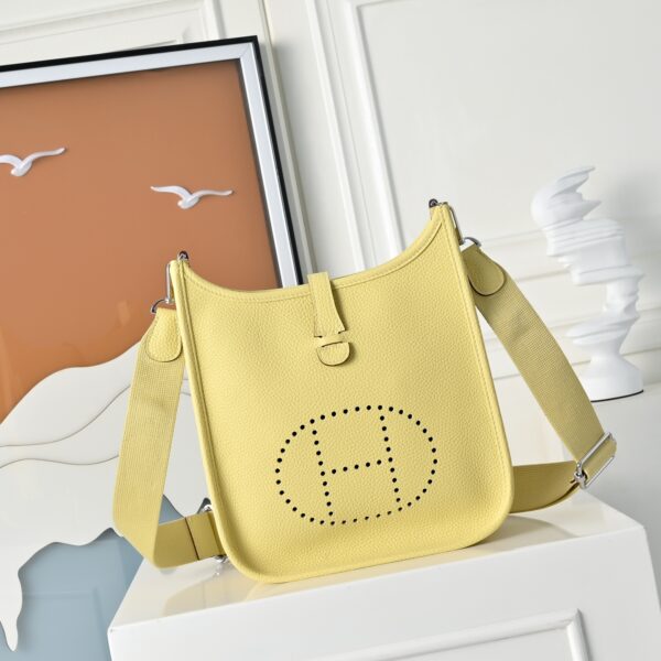 Evelyne_23_Craftsmanship-Yellow Bag