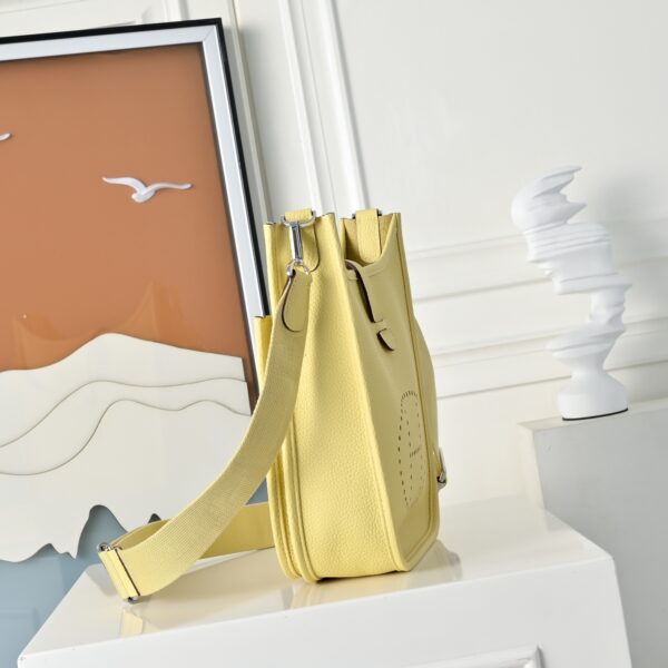 Evelyne_23_Craftsmanship-Yellow Bag