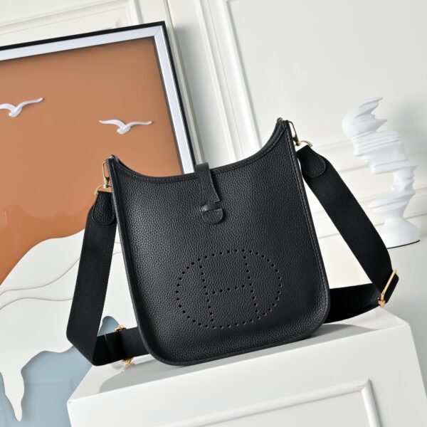 Evelyne_23_Craftsmanship-Black Bag