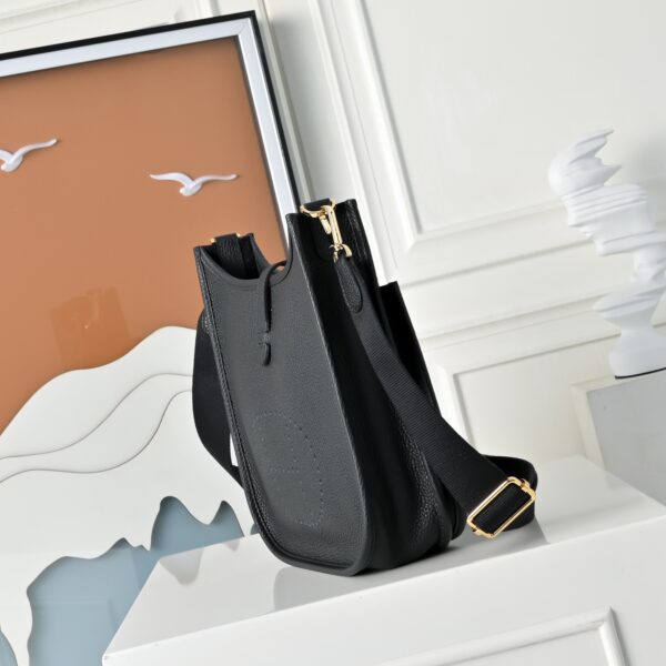 Evelyne_23_Craftsmanship-Black Bag