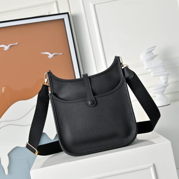 Evelyne_23_Craftsmanship-Black Bag