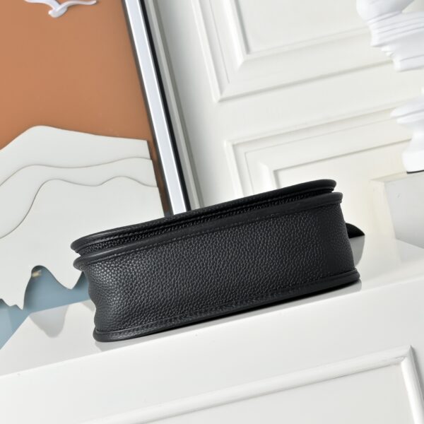 Evelyne_23_Craftsmanship-Black Bag