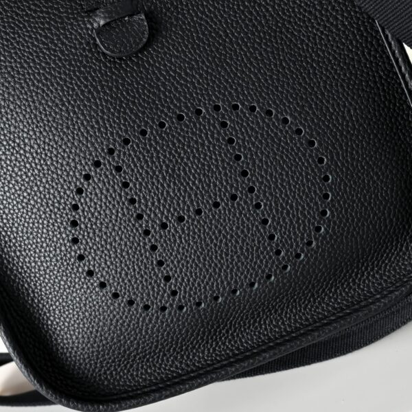 Evelyne_23_Craftsmanship-Black Bag