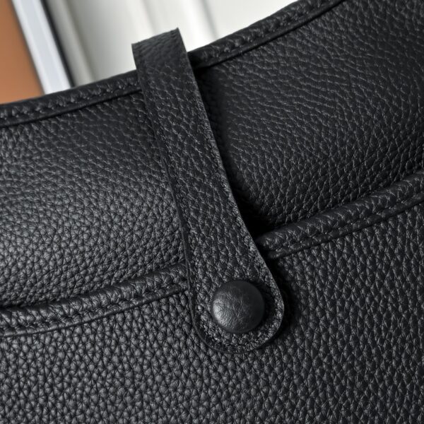 Evelyne_23_Craftsmanship-Black Bag