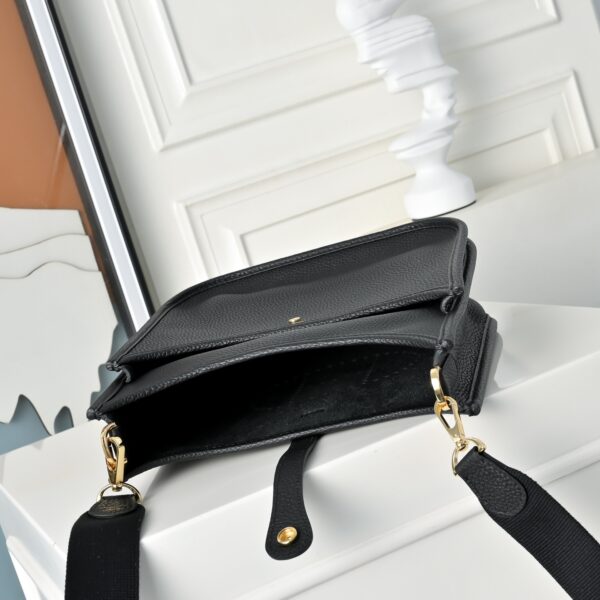 Evelyne_23_Craftsmanship-Black Bag