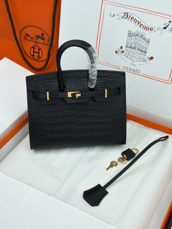Birkin_20_Matte_Alligator_Craftsmanship-Black Crocodile Bag