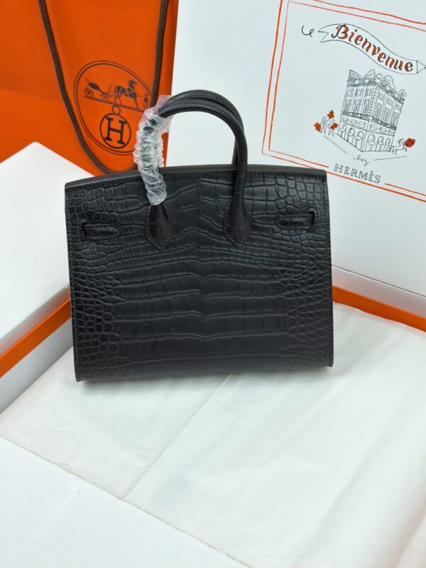 Birkin_20_Matte_Alligator_Craftsmanship-Black Crocodile Bag
