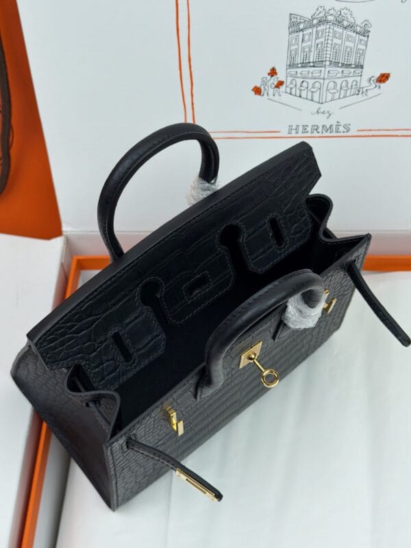 Birkin_20_Matte_Alligator_Craftsmanship-Black Crocodile Bag