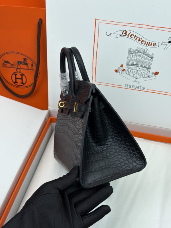 Birkin_20_Matte_Alligator_Craftsmanship-Black Crocodile Bag