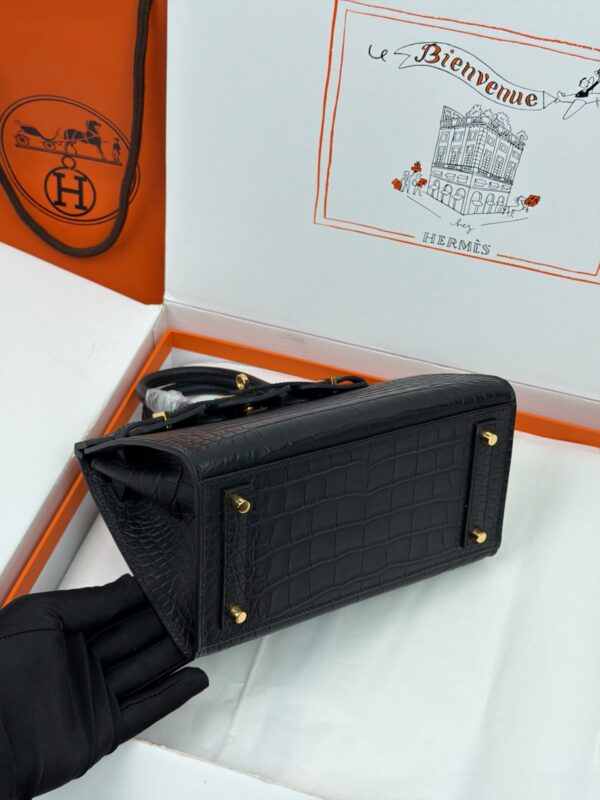 Birkin_20_Matte_Alligator_Craftsmanship-Black Crocodile Bag