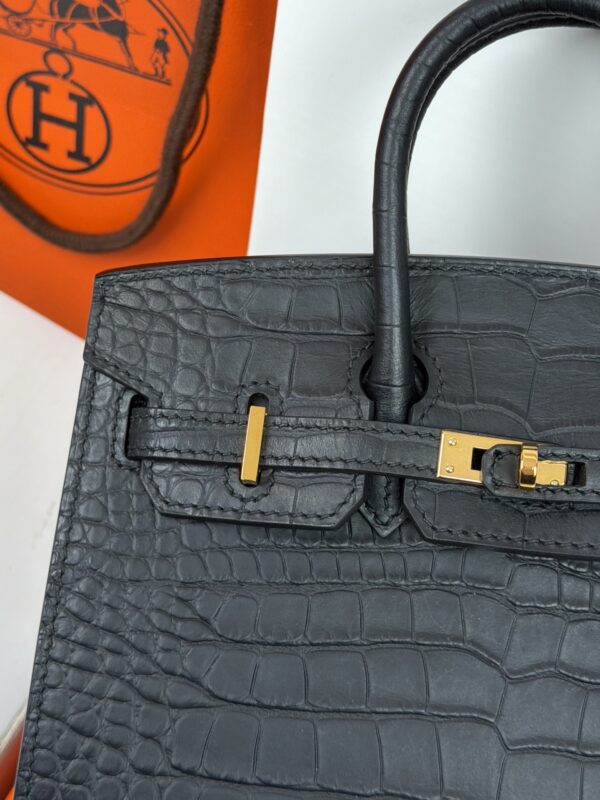 Birkin_20_Matte_Alligator_Craftsmanship-Black Crocodile Bag