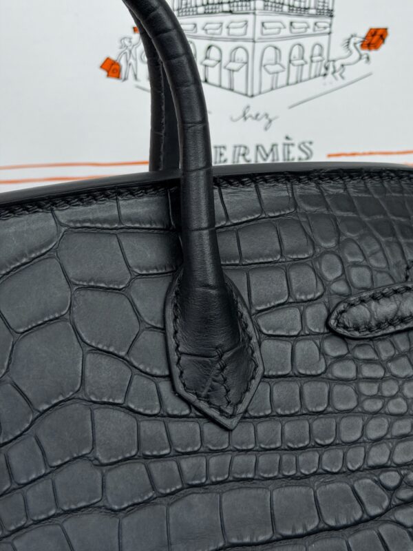 Birkin_20_Matte_Alligator_Craftsmanship-Black Crocodile Bag