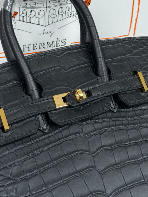 Birkin_20_Matte_Alligator_Craftsmanship-Black Crocodile Bag