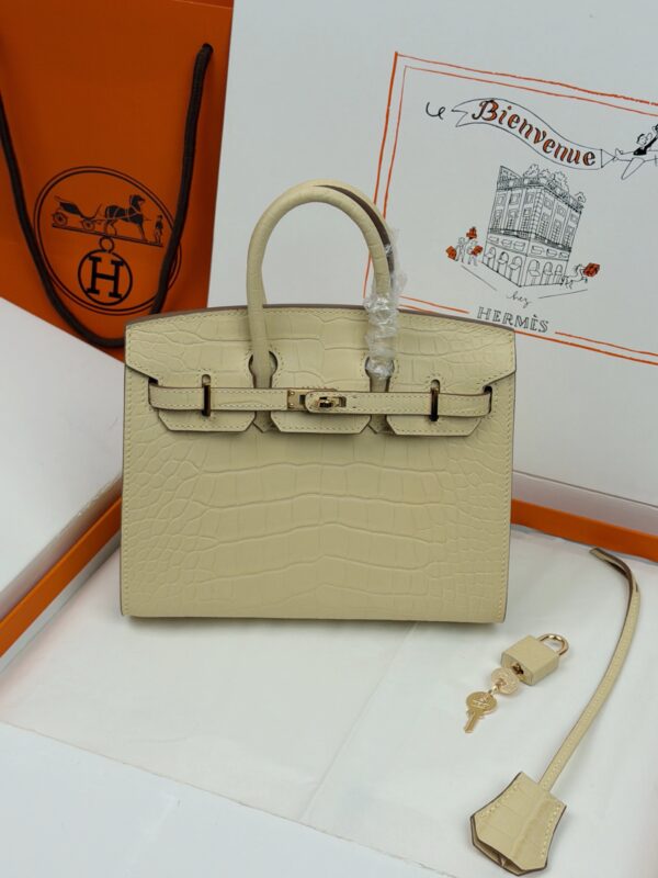 Birkin_20_Matte_Alligator_Craftsmanship-Cream Crocodile Bag