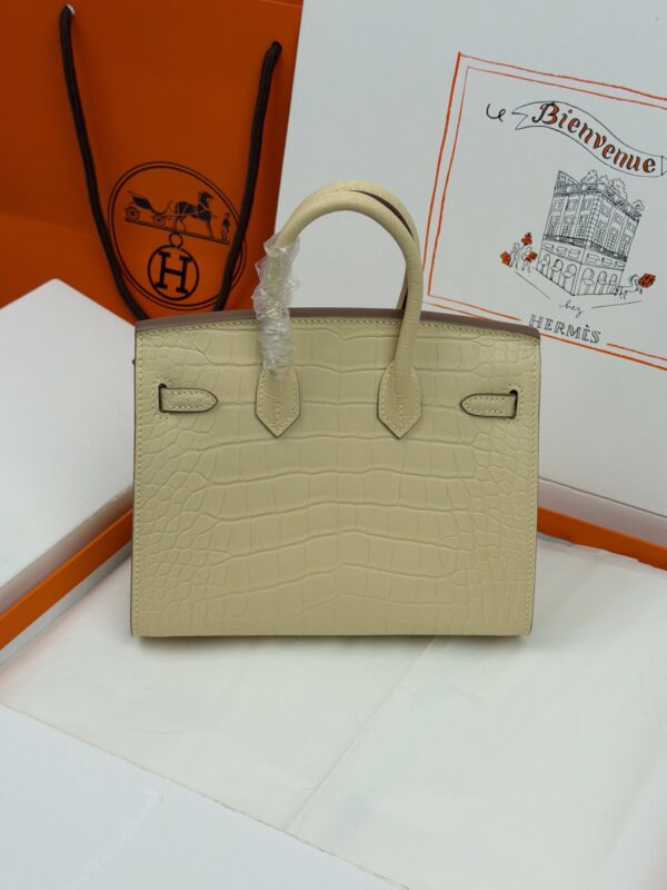Birkin_20_Matte_Alligator_Craftsmanship-Cream Crocodile Bag