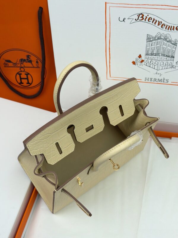 Birkin_20_Matte_Alligator_Craftsmanship-Cream Crocodile Bag