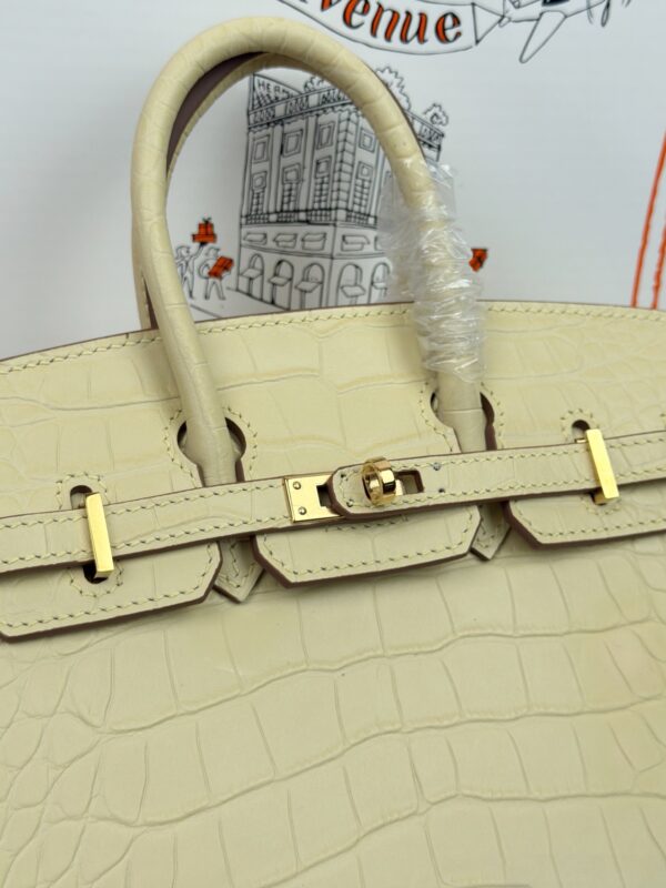 Birkin_20_Matte_Alligator_Craftsmanship-Cream Crocodile Bag