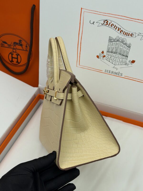 Birkin_20_Matte_Alligator_Craftsmanship-Cream Crocodile Bag