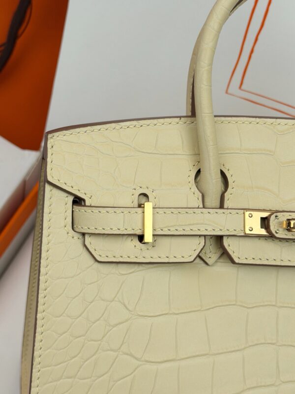 Birkin_20_Matte_Alligator_Craftsmanship-Cream Crocodile Bag