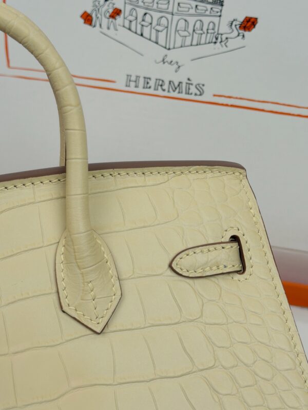 Birkin_20_Matte_Alligator_Craftsmanship-Cream Crocodile Bag