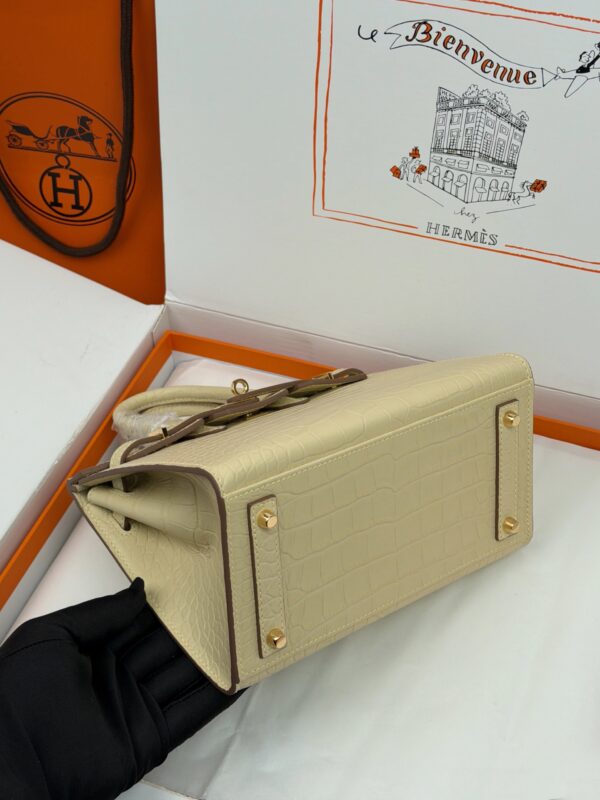 Birkin_20_Matte_Alligator_Craftsmanship-Cream Crocodile Bag