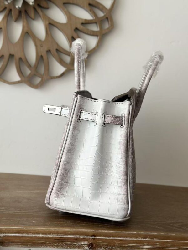 Birkin_20_Matte_Alligator_Craftsmanship-Ombre Crocodile Bag