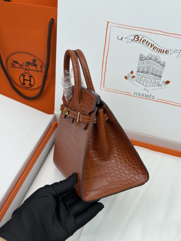 Birkin_20_Matte_Alligator_Craftsmanship-Brown Crocodile Bag