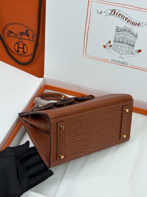 Birkin_20_Matte_Alligator_Craftsmanship-Brown Crocodile Bag