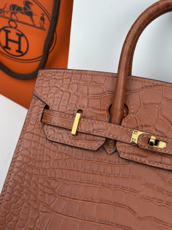 Birkin_20_Matte_Alligator_Craftsmanship-Brown Crocodile Bag