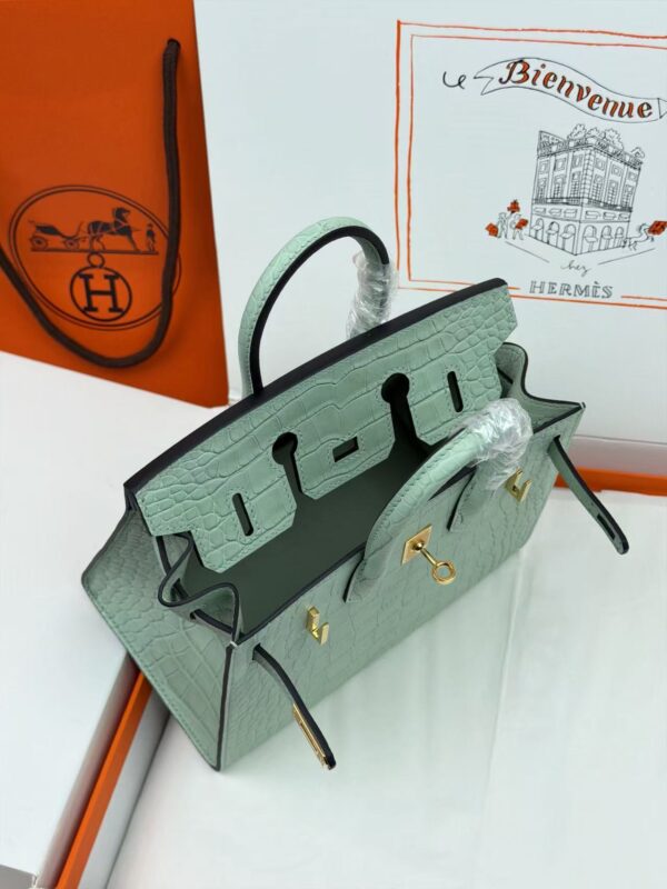Birkin_20_Matte_Alligator_Craftsmanship-Mint Green Crocodile Bag