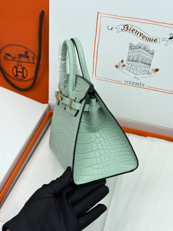 Birkin_20_Matte_Alligator_Craftsmanship-Mint Green Crocodile Bag