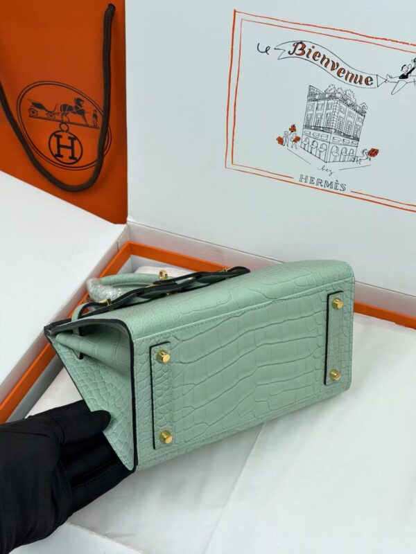 Birkin_20_Matte_Alligator_Craftsmanship-Mint Green Crocodile Bag